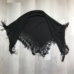 BLACK SQUARE WRAP SCARF WITH FRINGE HEM